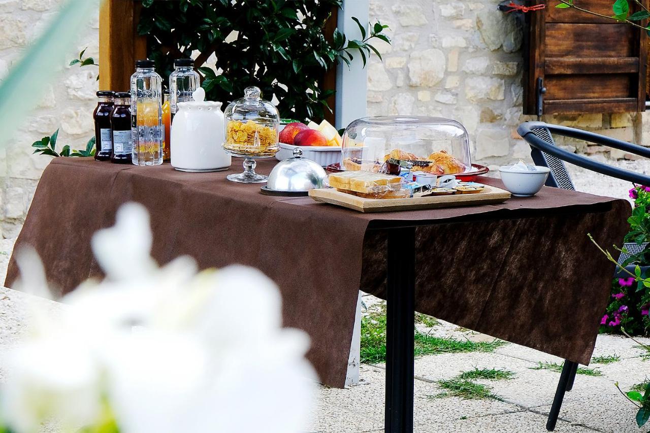 Bed and Breakfast Casale Le Orme Тоди Экстерьер фото